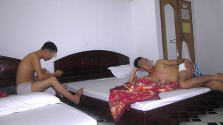 'Trai thẳng' giả đồng tính 'đi khách'