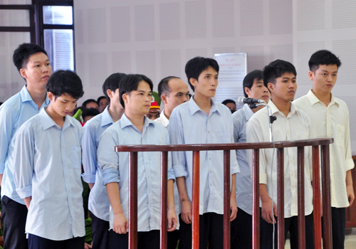 Giang hồ 9X nã súng vào đối thủ