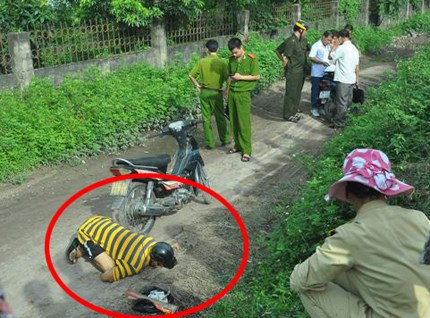 Hà Nội: Người đàn ông chết trong tư thế quỳ gối