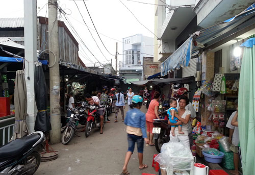 Tên trộm cố thủ 2 giờ trên mái nhà cao tầng