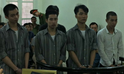 Toán cướp dàn hàng ngang trấn tài sản trên đê sông Hồng