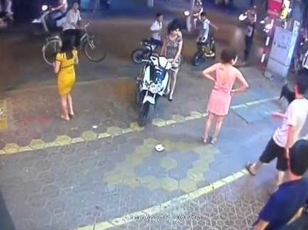 Vì một 'chân dài', hai nhóm trai 'tẩn nhau' loạn xạ