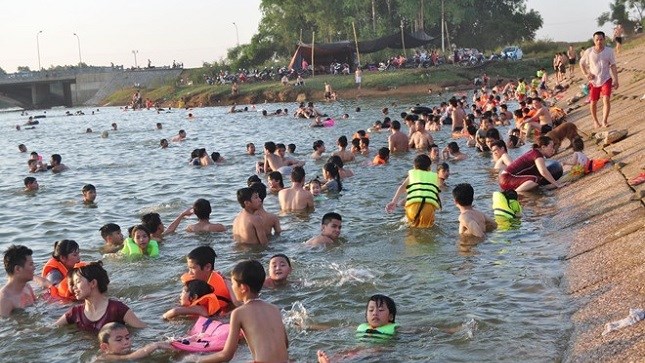 Ẩn họa chết người từ 'bãi biển' thu nhỏ ở Hà Nội