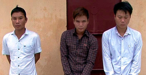 Lao xe máy để tấn công lực lượng chức năng