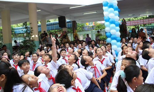 Cạnh tranh khốc liệt sau bộ đồng phục học sinh