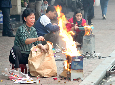 Rằm tháng Bảy ở Hà Nội: 'Đốt' sao cho tiết kiệm