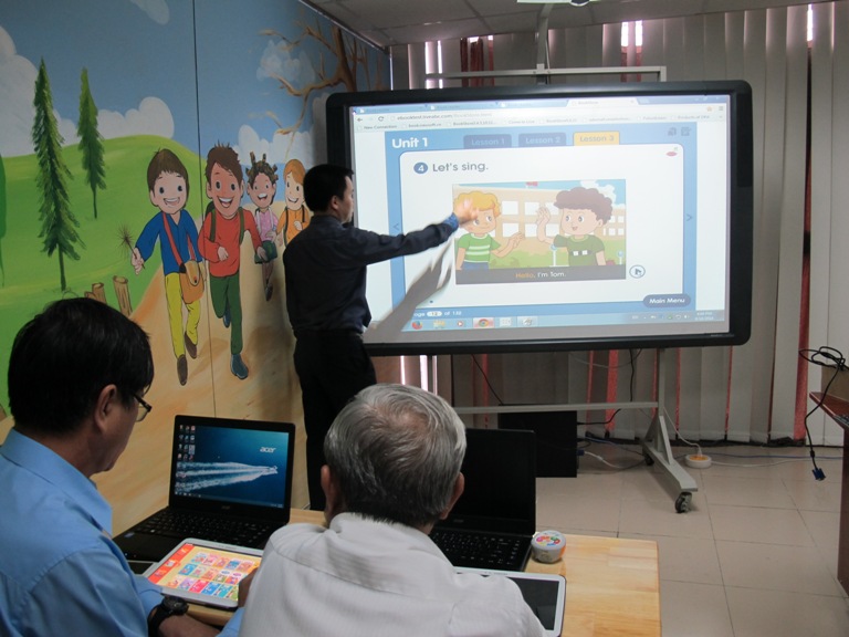 Thí điểm đưa sách giáo khoa điện tử vào tiểu học