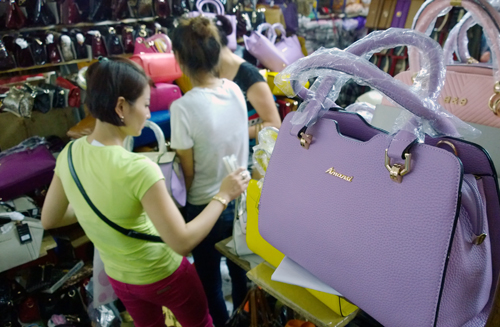 Hàng lậu Trung Quốc tràn ngập chợ Đồng Xuân