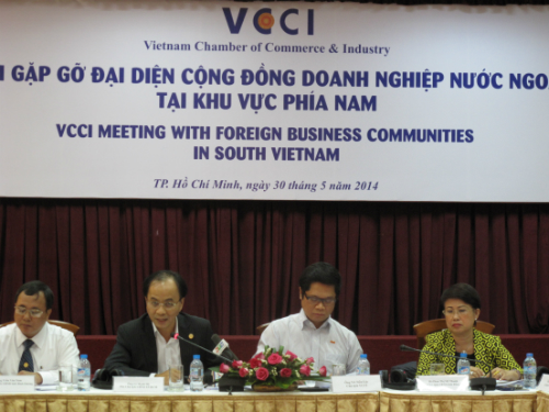 Ứng ngân sách cho doanh nghiệp trả lương công nhân
