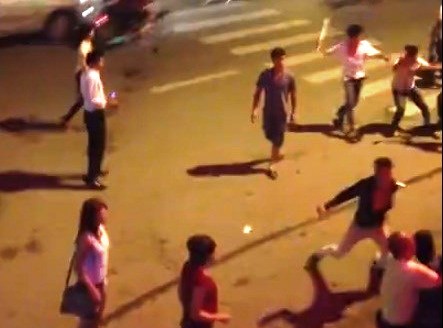 Rượt đuổi, chém nhau như 'xã hội đen' trên đường phố Hà Nội