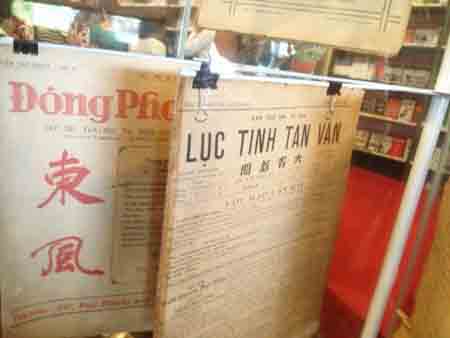 Người trẻ sưu tập báo cổ