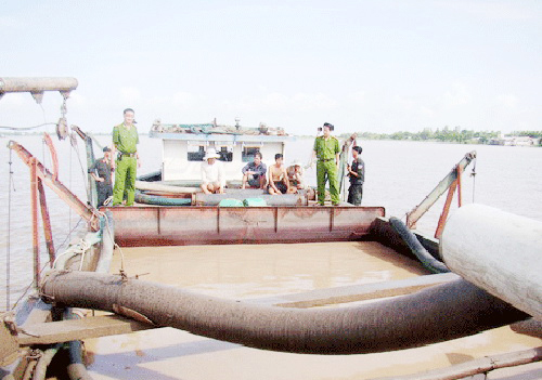 Đổi tội danh nhóm cán bộ thao túng 'cát tặc'