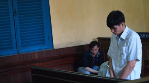 Mẹ lụy tình, con gái biến thành 'nô lệ tình dục' cho cha dượng