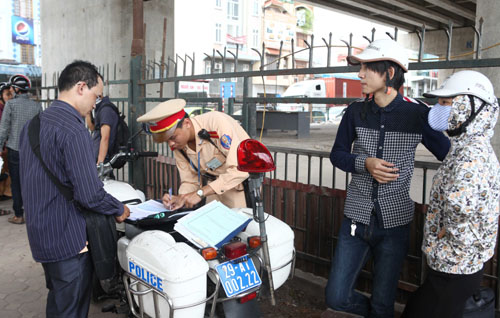 Xử lý mũ bảo hiểm rởm: Trước mắt là tuyên truyền