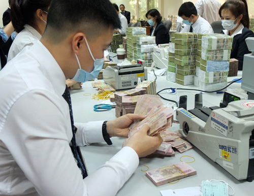 Nhân viên ngân hàng vừa làm vừa lo đền tiền tỷ