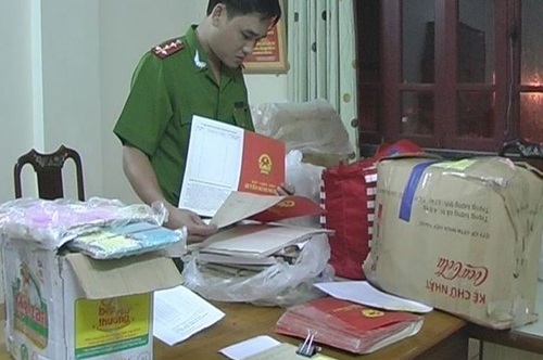 Gom hàng nghìn sổ đỏ rồi đem bán