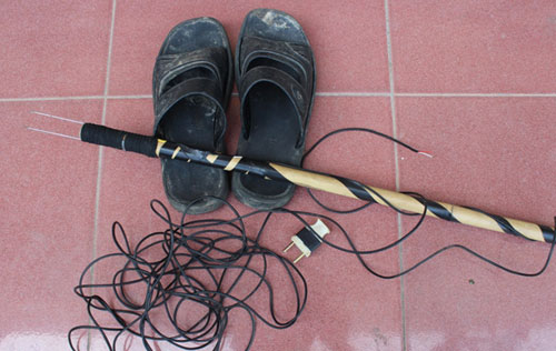 Chích điện vào người đang ngủ