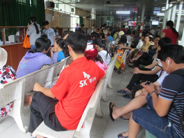 Quá tải bệnh viện: Không tin tuyến dưới, dồn lên tuyến trên