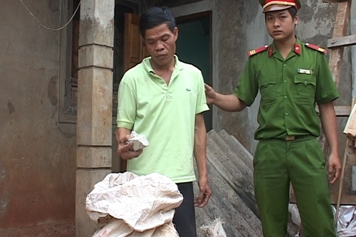 Đường dây mua bán thuốc nổ từ bom đạn chiến tranh