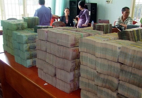 Hai người nước ngoài vận chuyển hơn 18 tỷ đồng qua biên giới