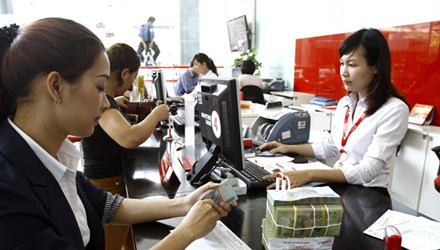 Hạ lãi tiền gửi: Ngân hàng lo tiền chạy