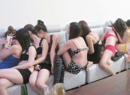 Muốn 'tới bến' với nữ tiếp viên phải qua 'chiêu' của nhà hàng