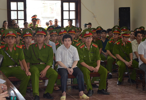 Nhóm mua bán gần 1.800 bánh heroin hầu tòa