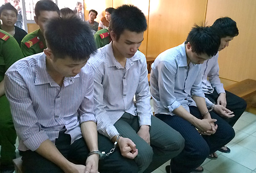 Ba cậu đi tù vì đánh chết người đụng xe vào cháu