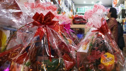 Đừng để những giỏ quà tết biến tướng làm xấu đi nét văn hóa ngày xuân. Ảnh: Như Ý